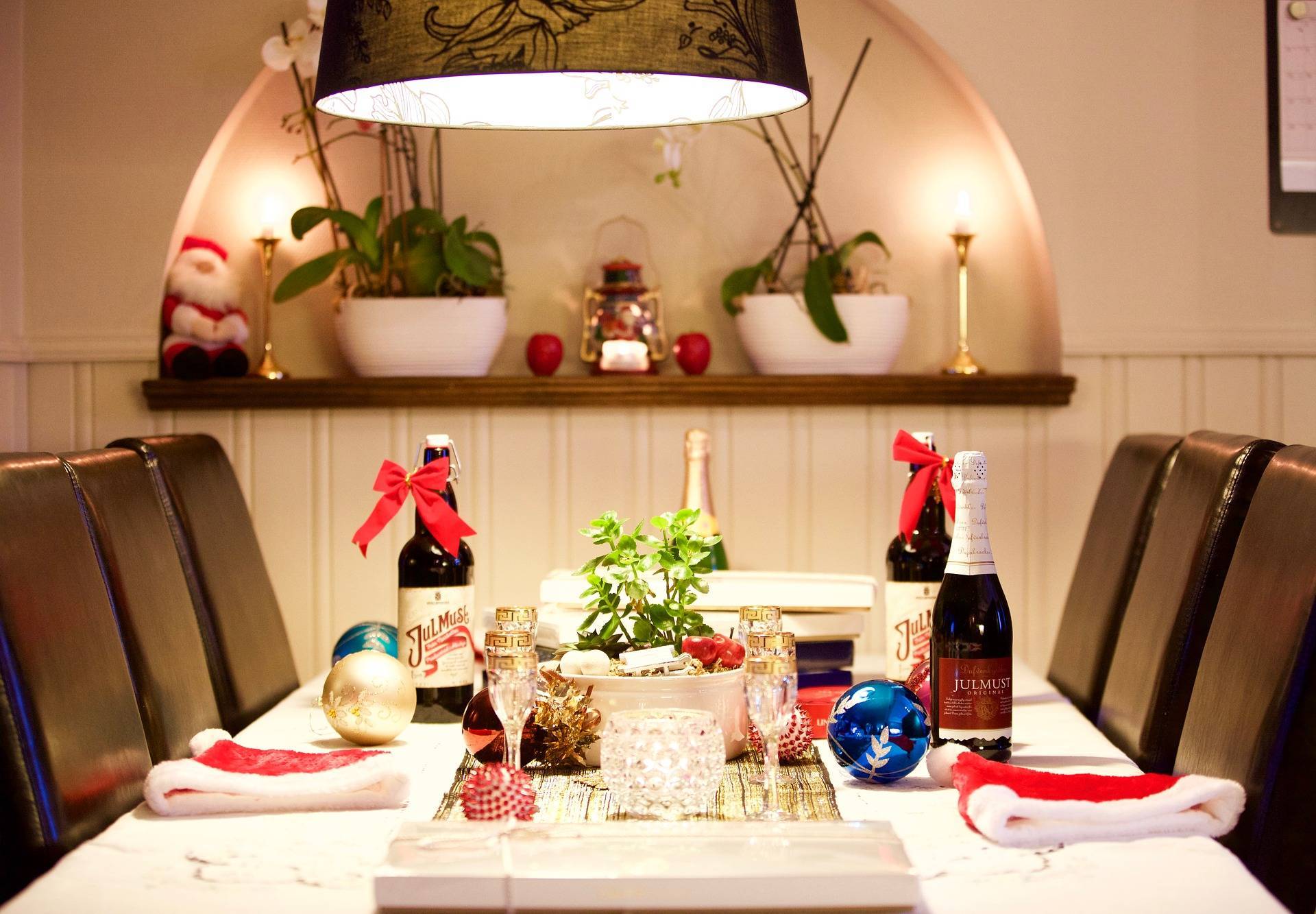como decorar las sillas del comedor en navidad